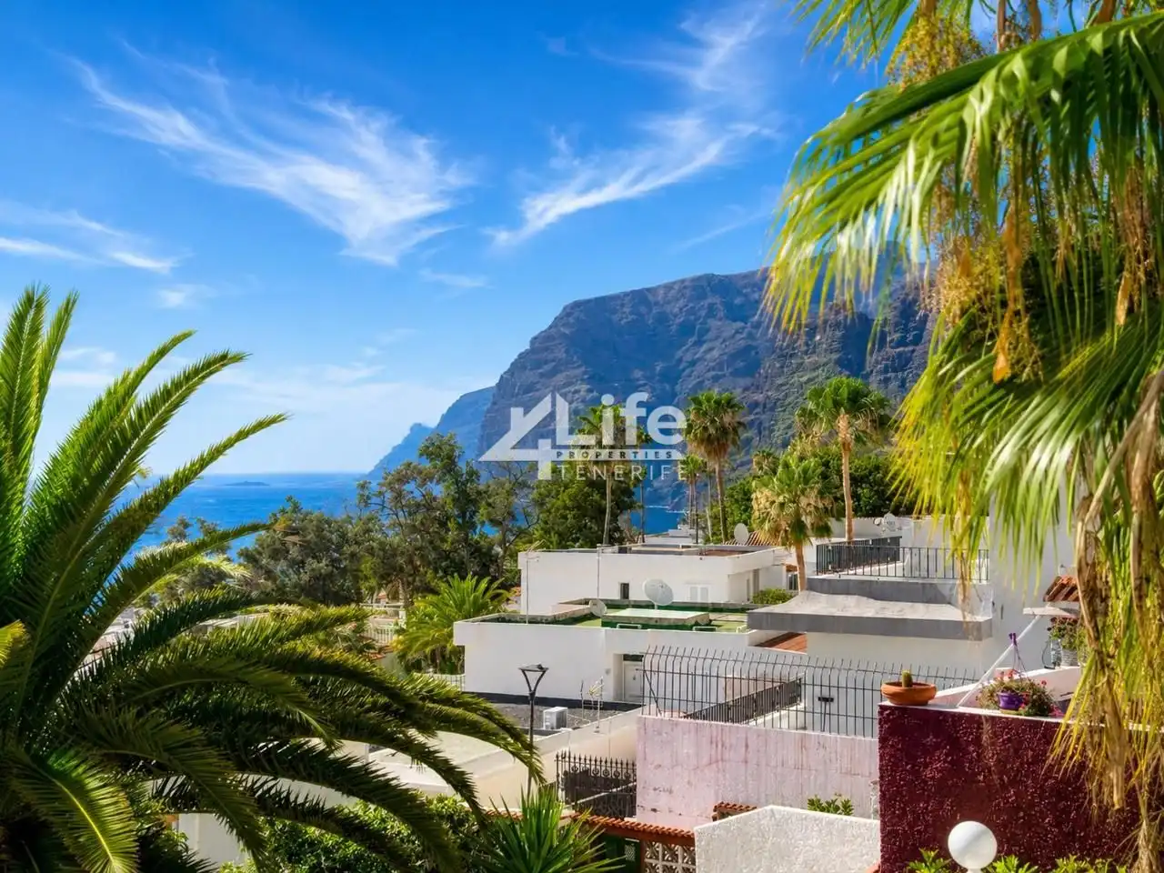 Vista exterior de Pis en venda en Santiago del Teide amb Jardí privat, Terrassa i Moblat