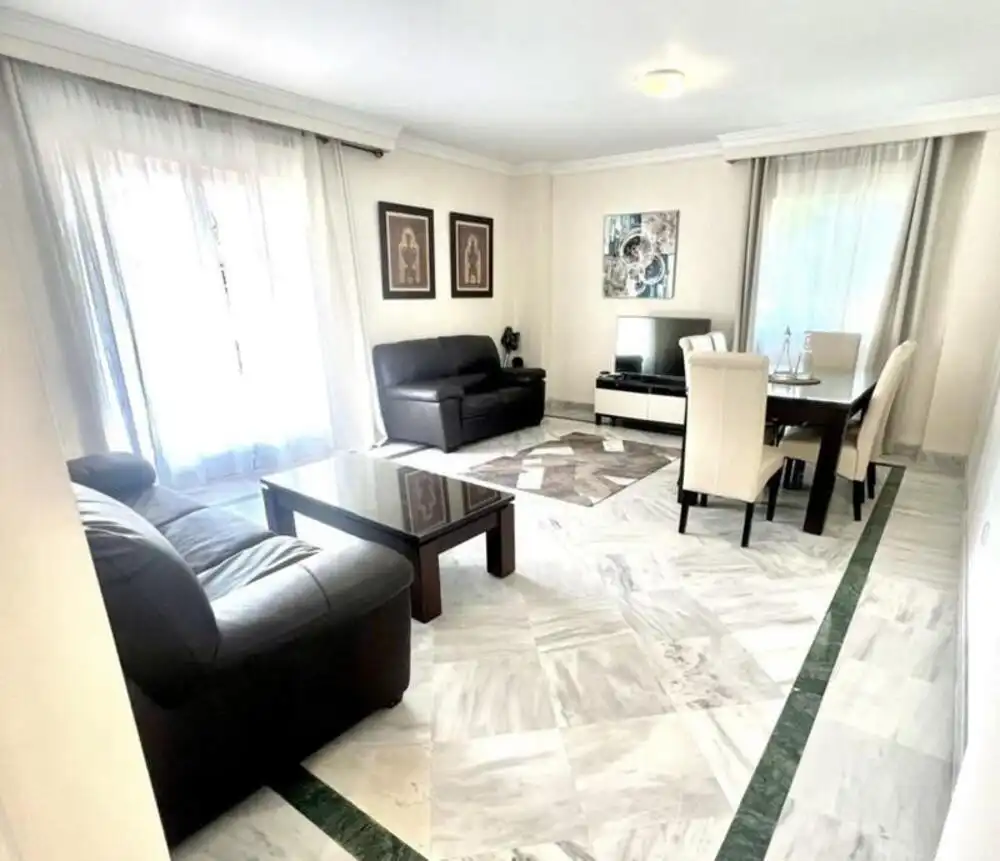 Wohnzimmer von Erdgeschoss zur Miete in Marbella mit Klimaanlage, Privatgarten und Terrasse