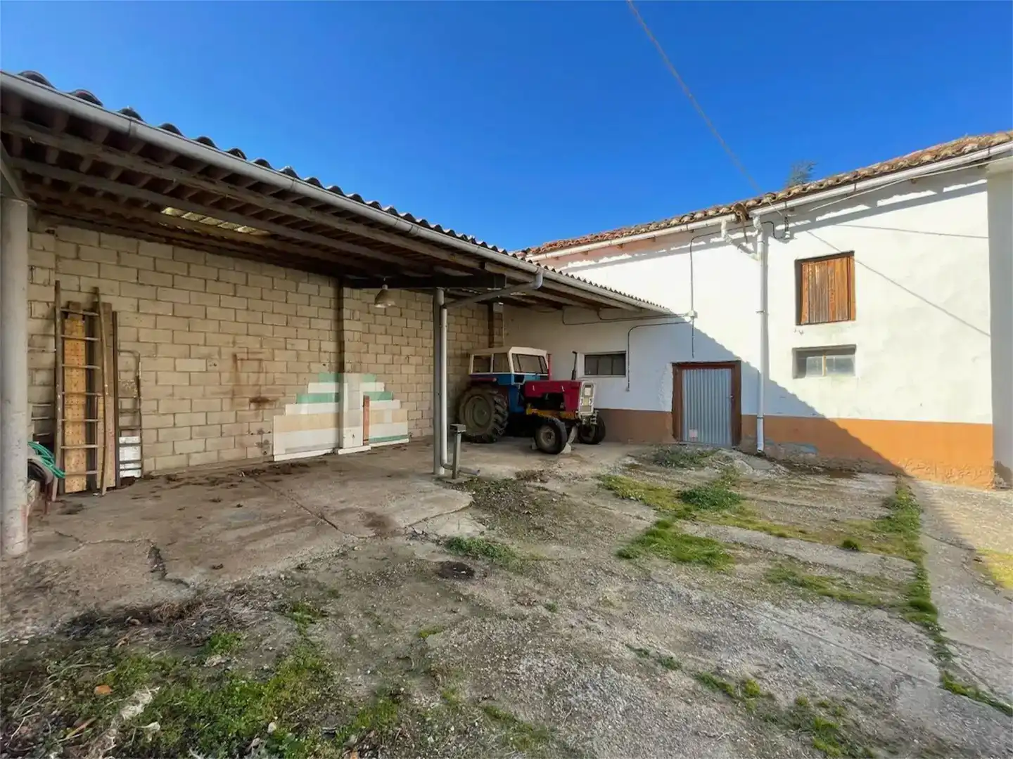 Parking of Flat for sale in Gradefes  with Parquet flooring and Furnished