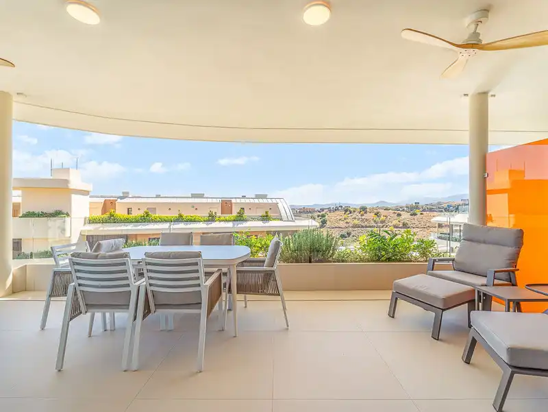 Terrasse von Wohnungen zum Verkauf in Fuengirola mit Klimaanlage, Heizung und Privatgarten