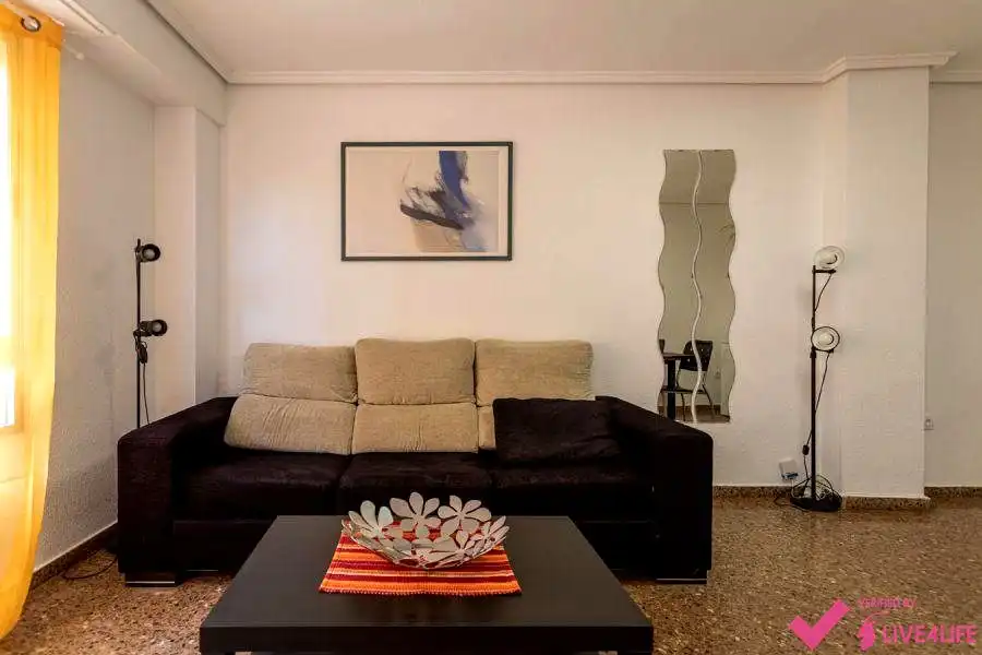 Sala d'estar de Pis de lloguer en Valencia amb Aire condicionat, Terrassa i Moblat