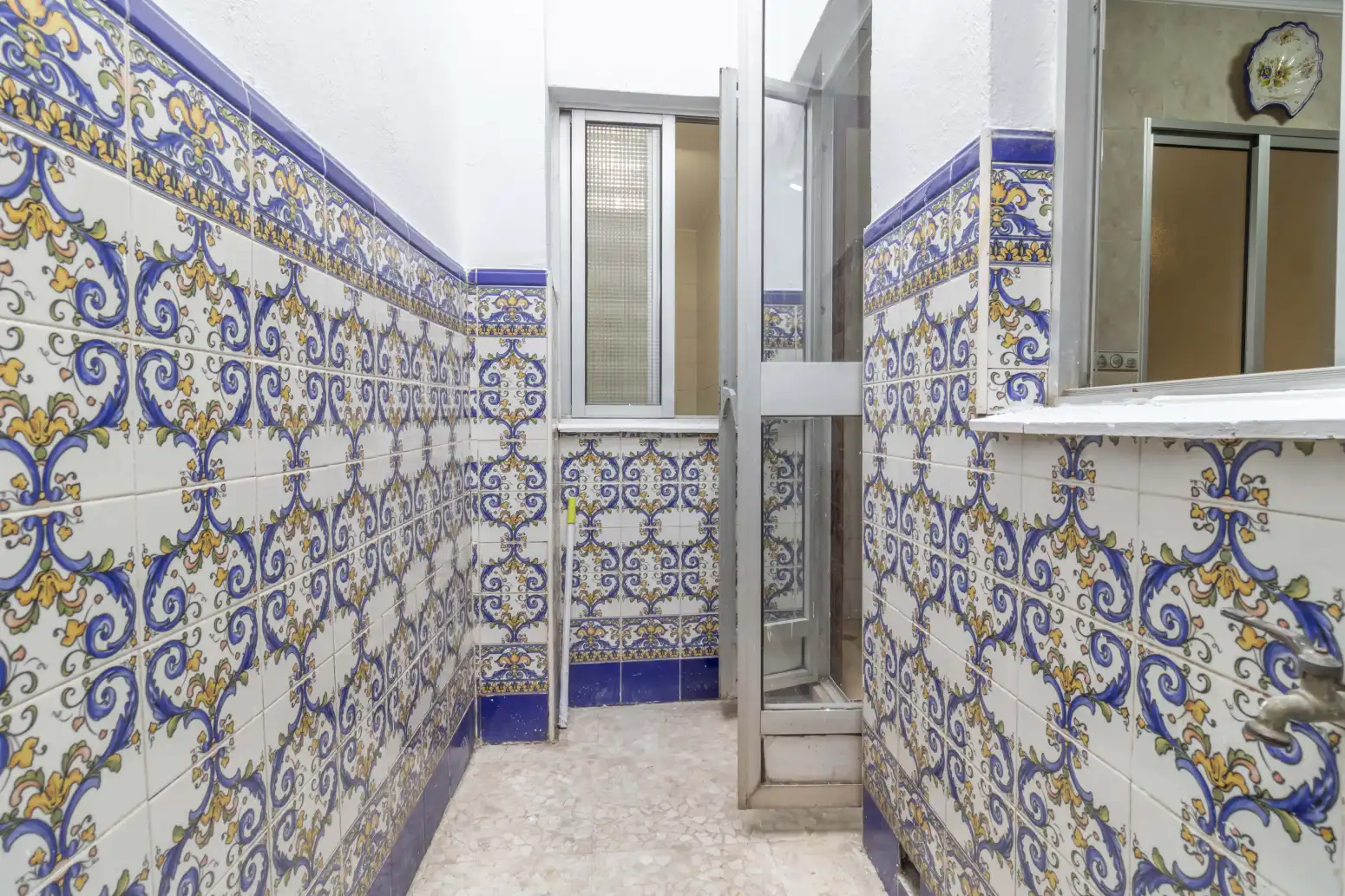 Badezimmer von Einfamilien-Reihenhaus zum Verkauf in Sevilla mit Terrasse, Abstellraum und Balkon