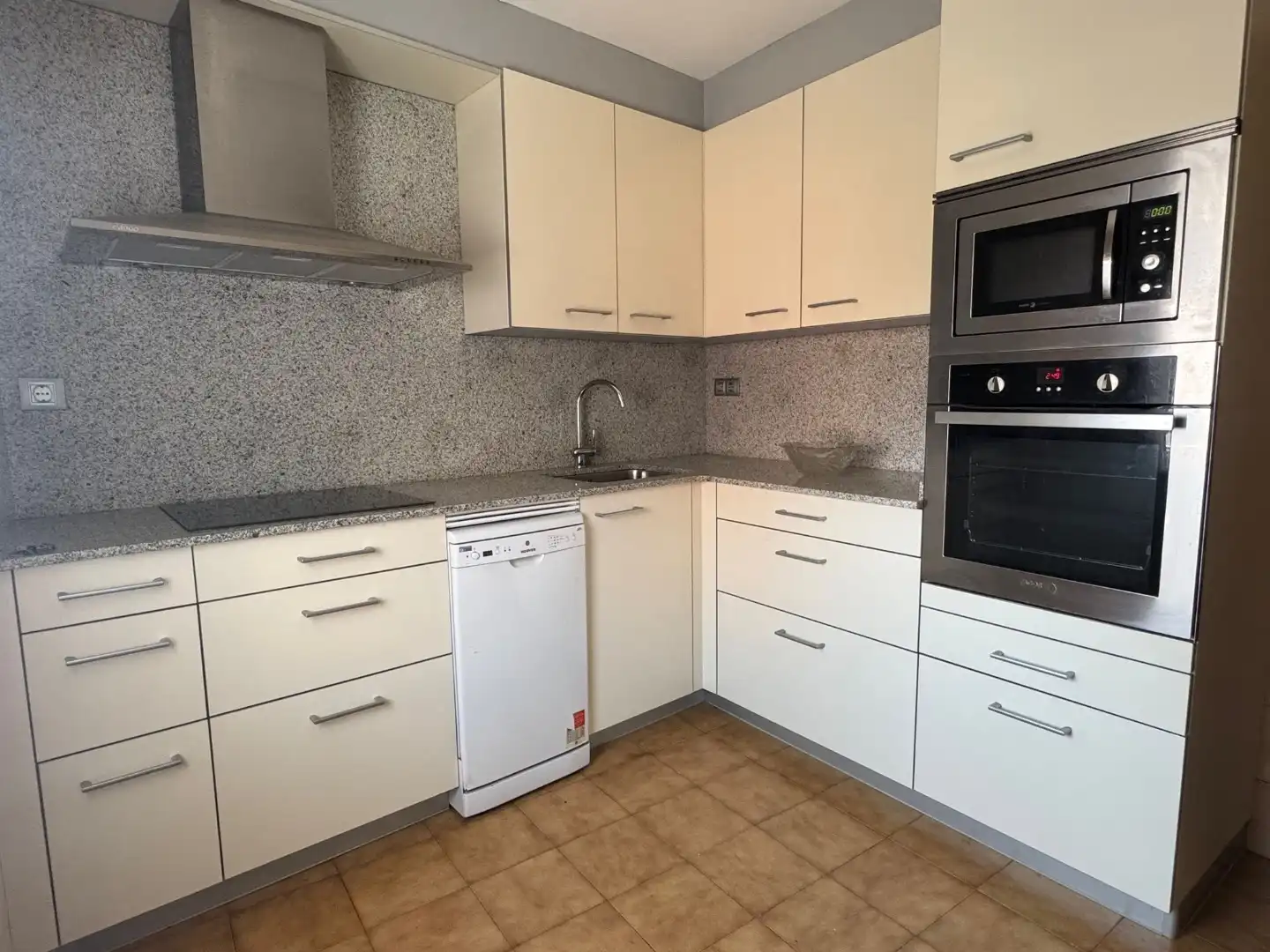 Casa aparellada en venda a Carrer de Tàrrega 54, imagen 2