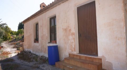 Finca rústica con cortijo, almacén y agua a dos kilómetros de Los Tablones