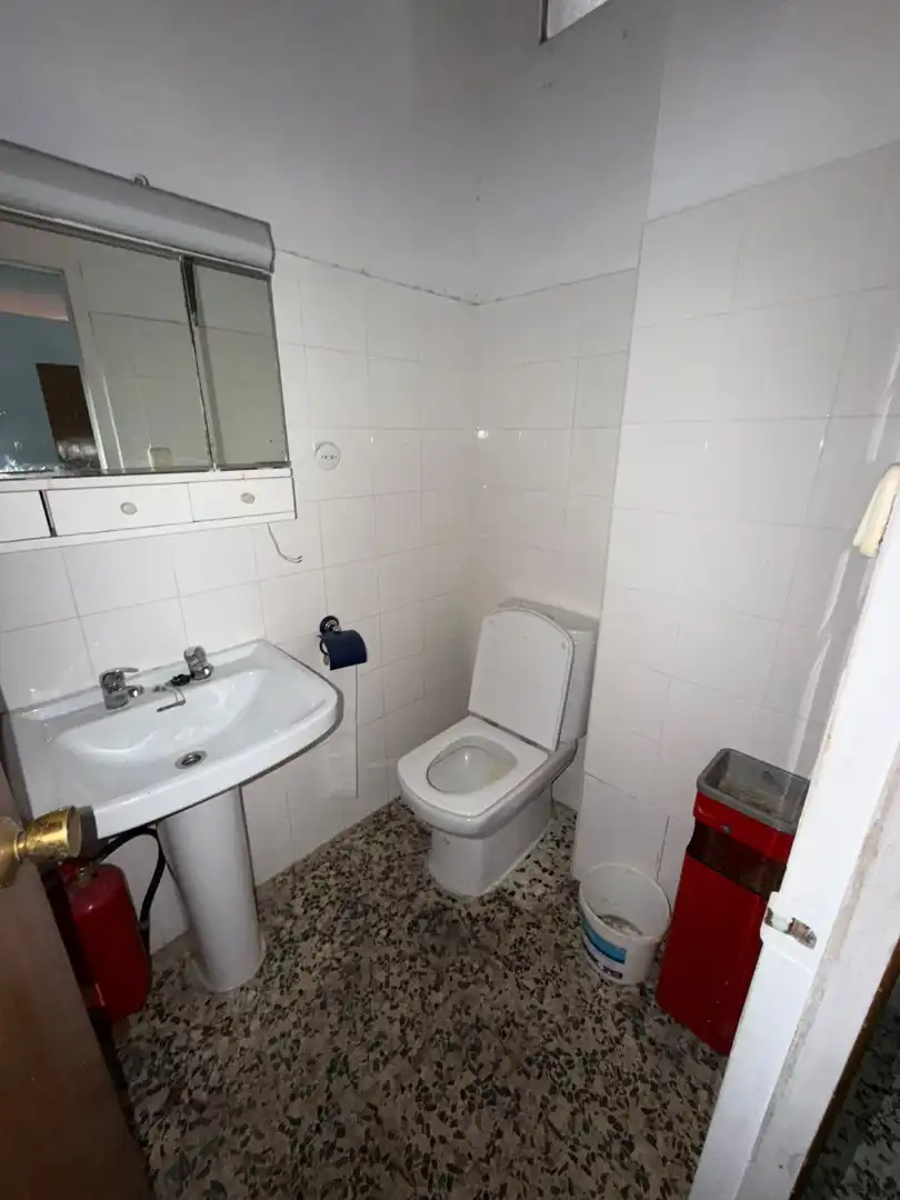 Bany de Local de lloguer en Madrid amb Alarma