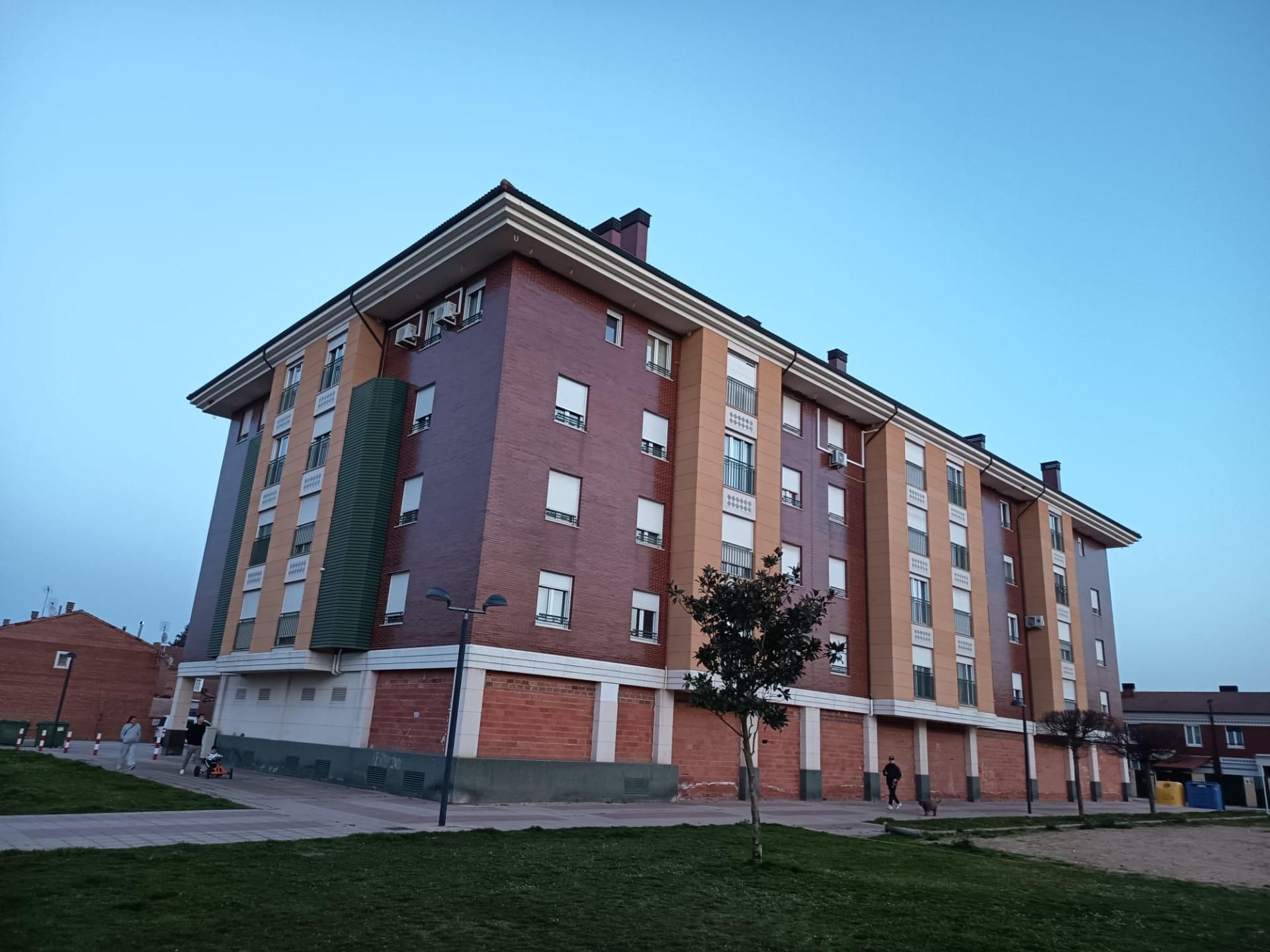 Vista exterior de Pis de lloguer en Villamuriel de Cerrato amb Calefacció, Traster i Moblat