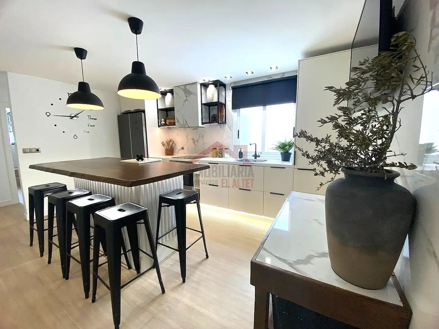 Küche von Wohnung zum Verkauf in Elche / Elx mit Klimaanlage, Heizung und Ofen