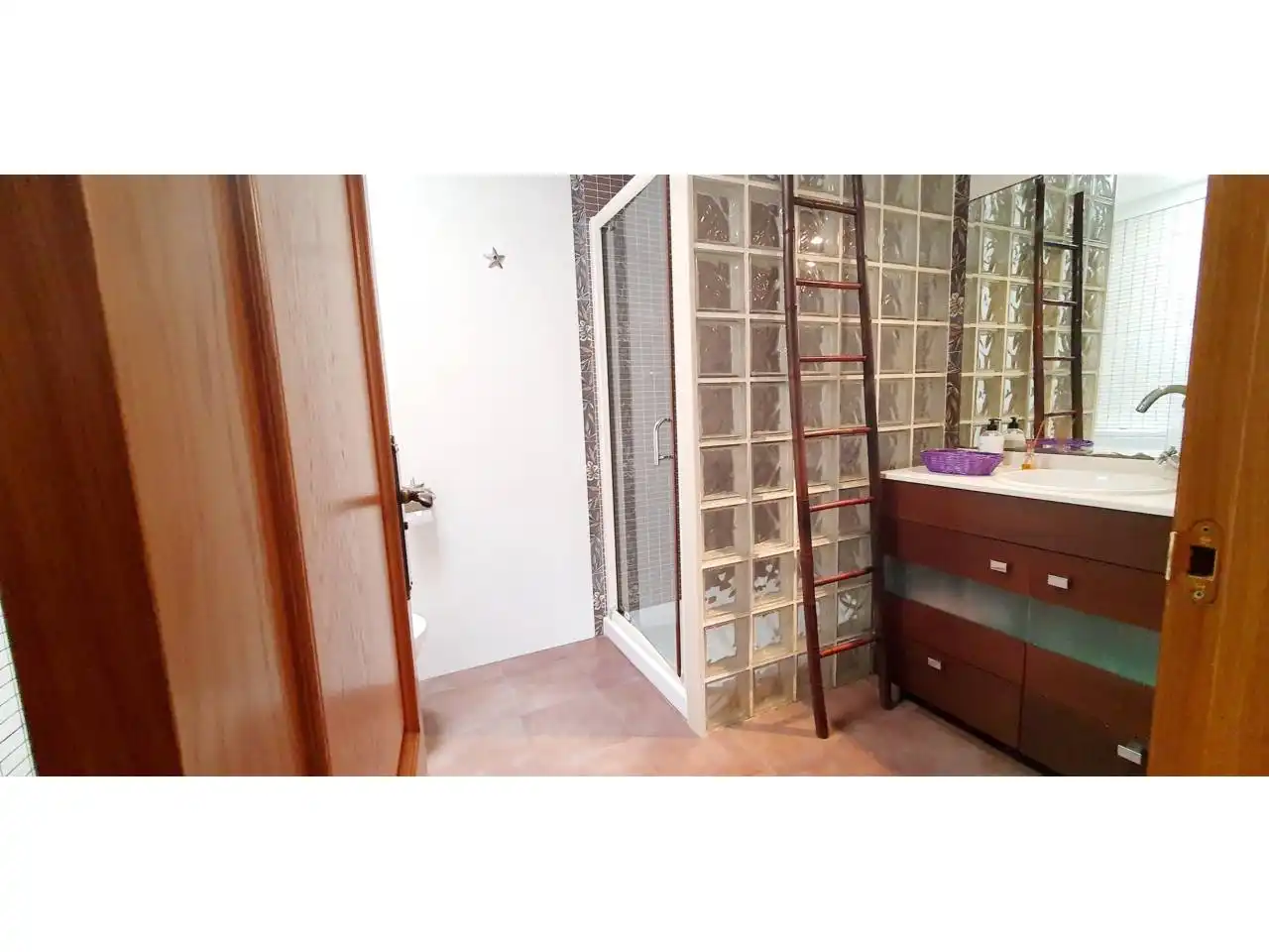 Baño de Casa adosada en venta en Roquetas de Mar con Aire acondicionado, Calefacción y Jardín privado
