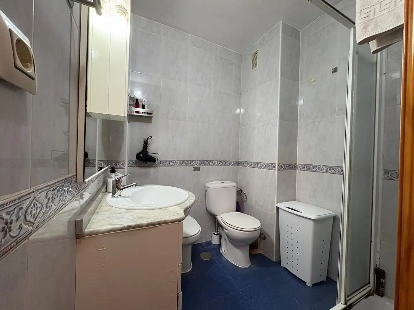 Bathroom of Flat for sale in Sevilla  with Air Conditioner, Terrace and Storage room