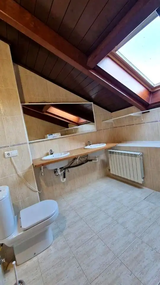 Baño de Dúplex en venta en Sojuela con Calefacción, Terraza y Trastero
