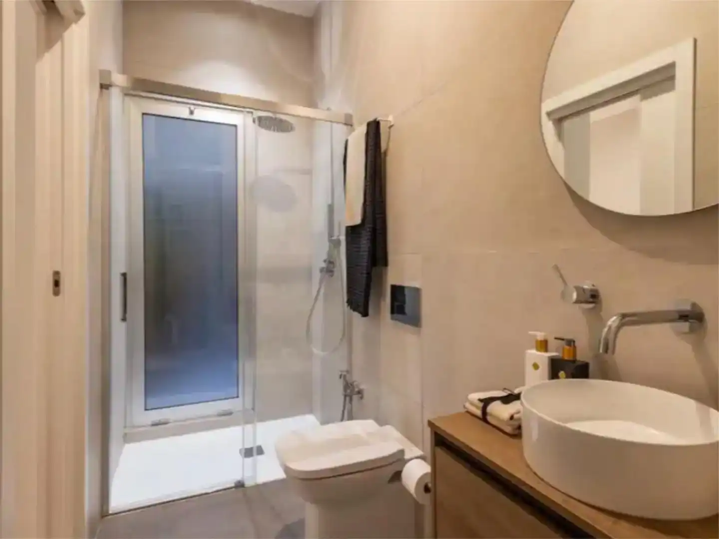 Badezimmer von Wohnung zur Miete in  Valencia Capital mit Klimaanlage und Balkon