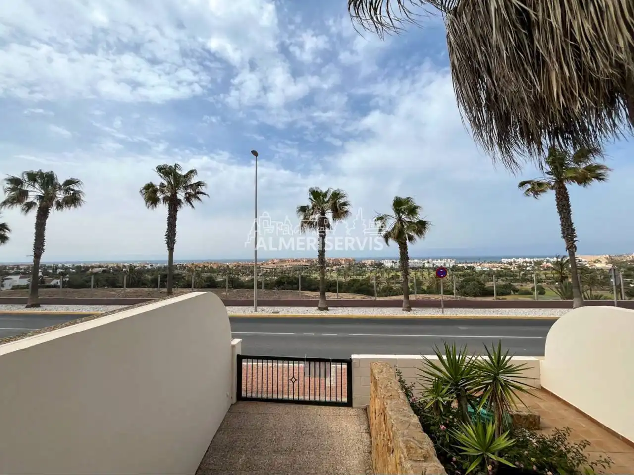 Vista exterior de Casa adosada en venta en El Ejido con Aire acondicionado, Terraza y Amueblado