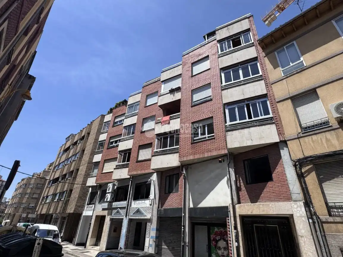 Vista exterior de Piso en venta en León Capital  con Calefacción y Parquet