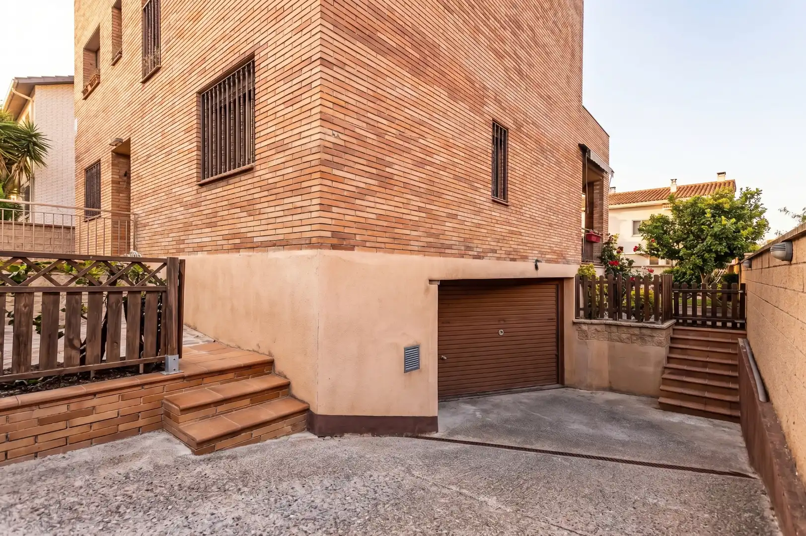 Vista exterior de Casa o xalet en venda en Viladecans amb Jardí privat, Terrassa i Piscina