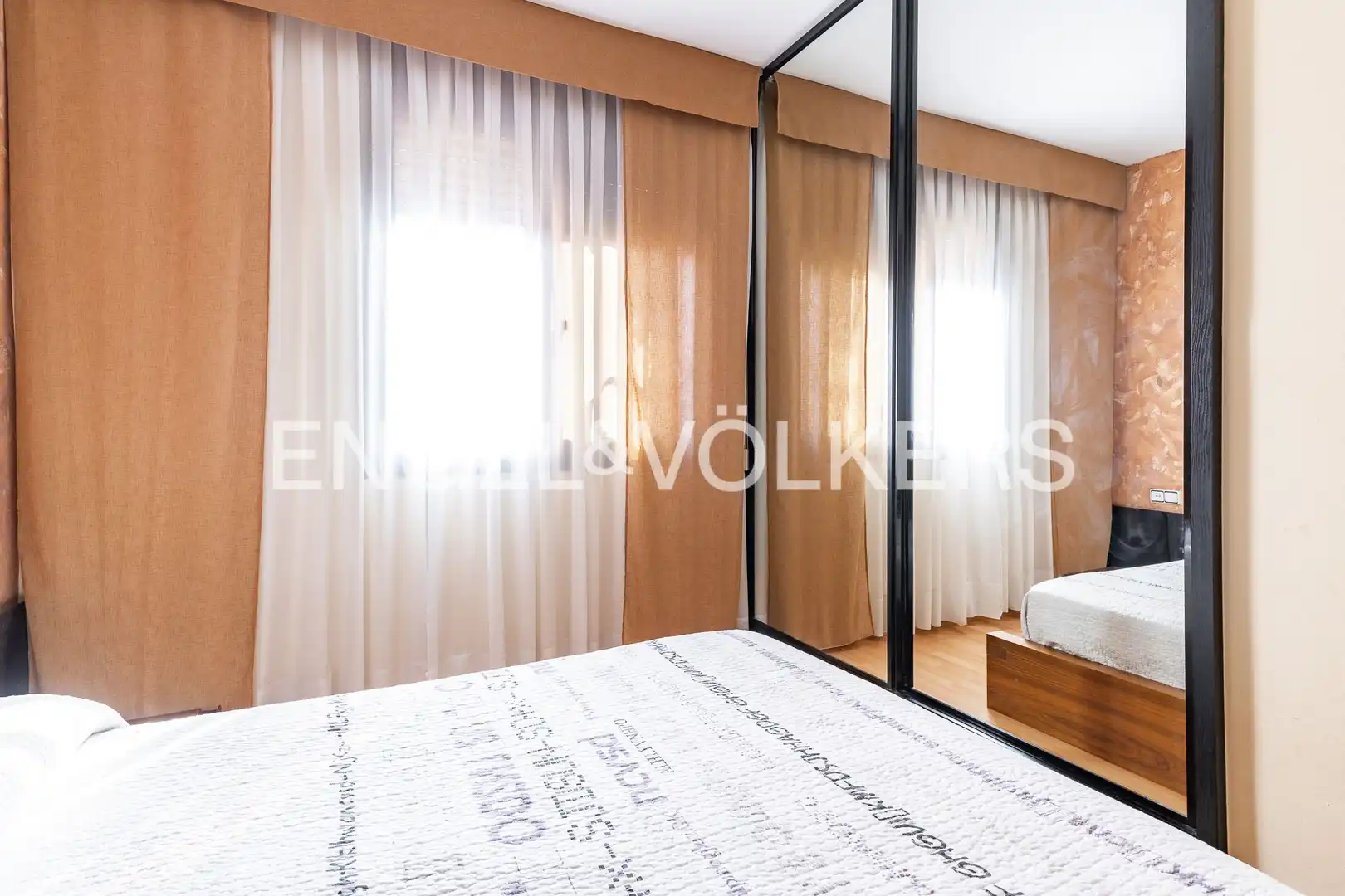 Schlafzimmer von Wohnung zum Verkauf in Barcelona mit Klimaanlage, Heizung und Privatgarten
