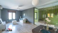 Sala d'estar de Casa adosada en venda en Vegas del Genil amb Jardí privat, Parquet i Terrassa