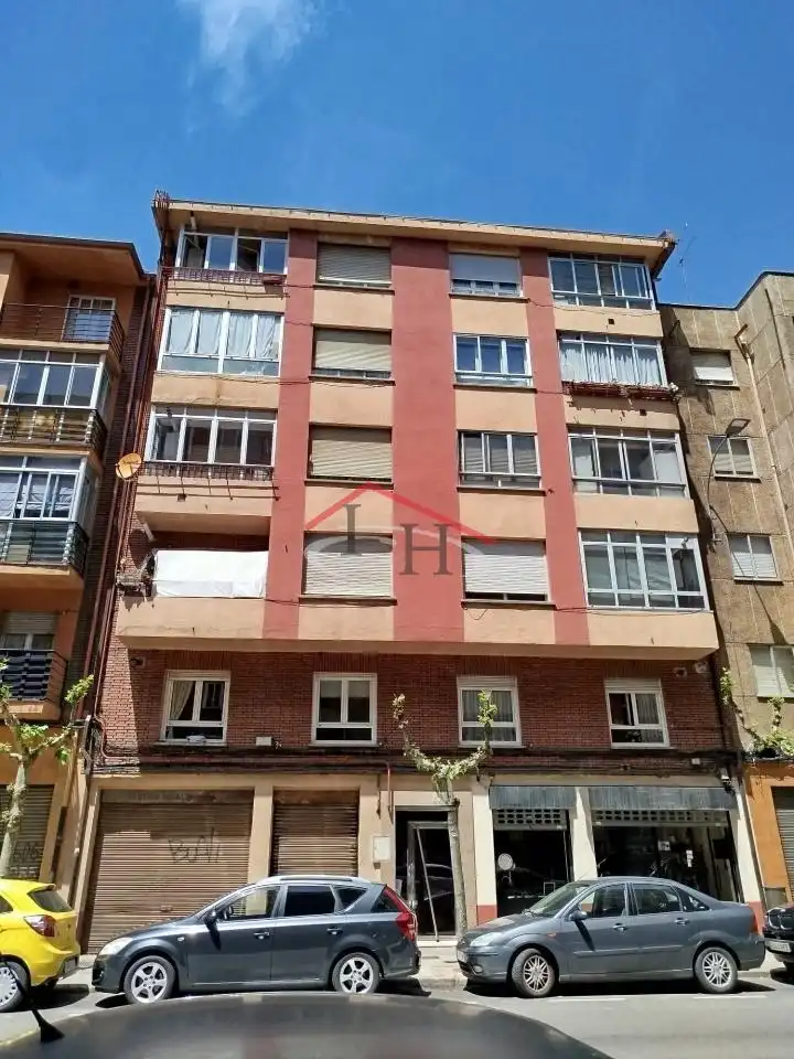 Vista exterior de Pis de lloguer en León Capital  amb Calefacció, Parquet i Terrassa
