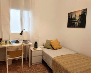 Bedroom of Flat to share in  Valencia Capital  with Heating and Washing machine