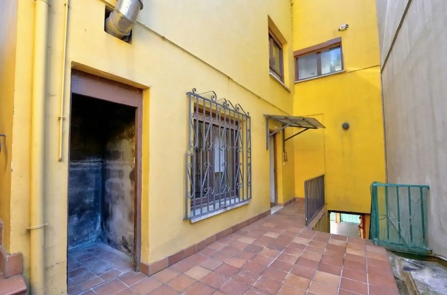 Vista exterior de Casa o xalet en venda en Lena amb Calefacció, Terrassa i Traster