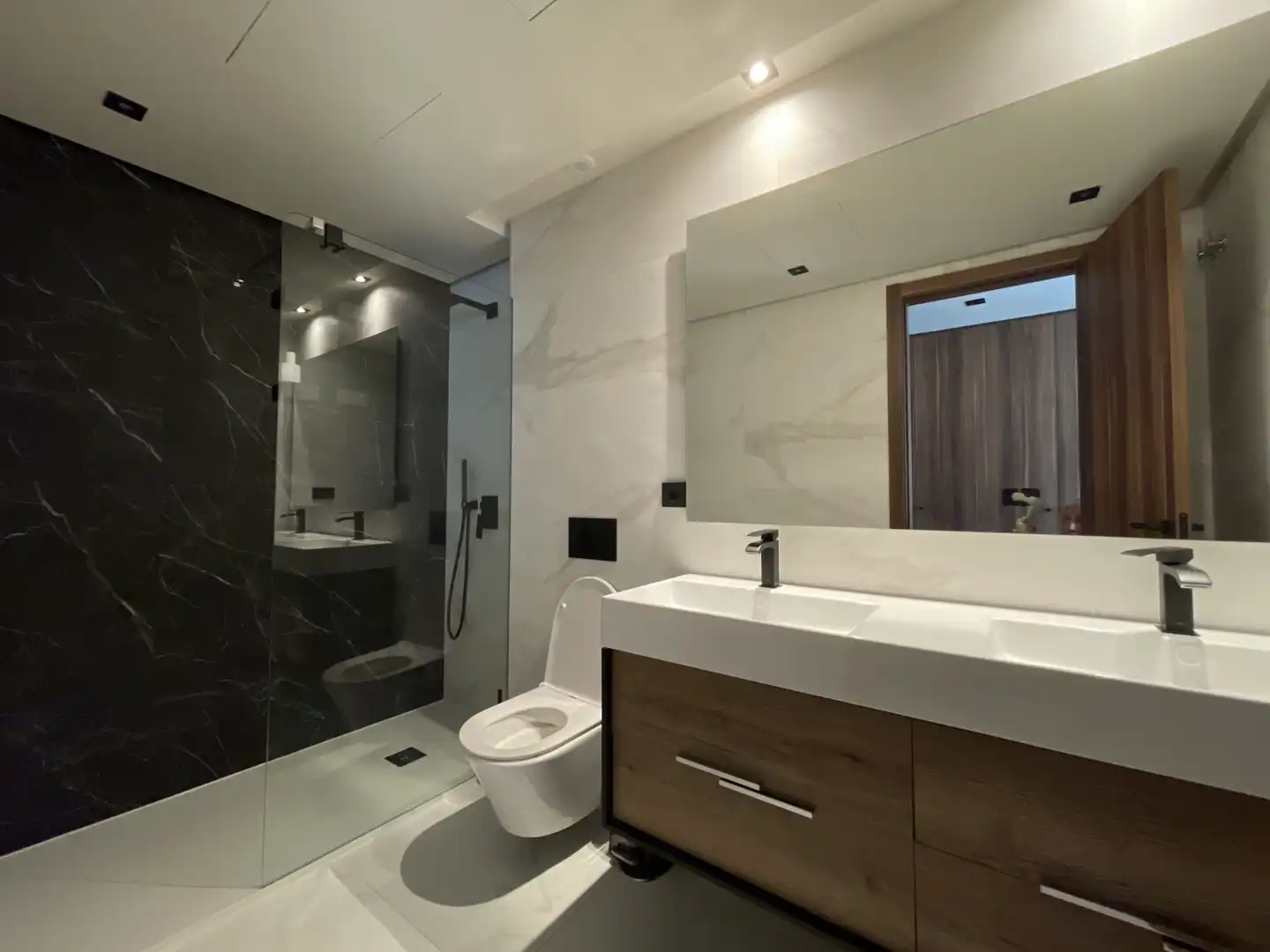 Bathroom of Apartments for rent in Marbella  with Air Conditioner, Terrace and Storage room