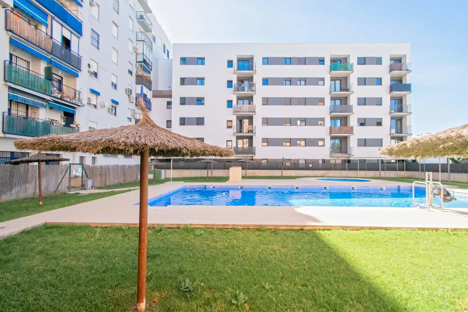 Swimming pool of Flat for sale in  Sevilla Capital  with Community pool