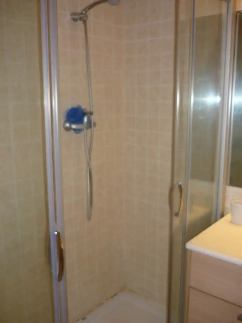 Badezimmer von Wohnung zur Miete in Sabadell mit Heizung und Parkett