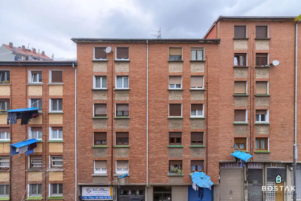 Vista exterior de Pis en venda en Bilbao  amb Calefacció i Moblat