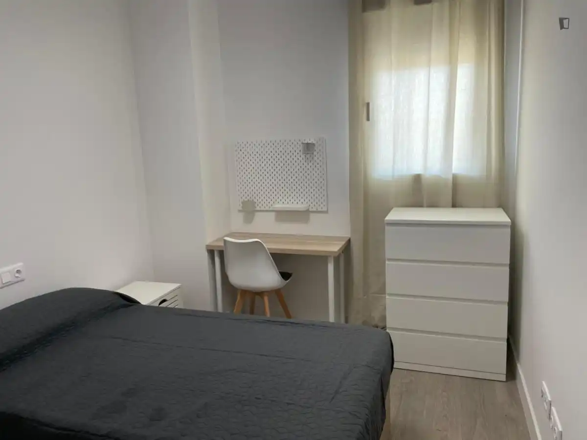 Habitación de Apartamento de alquiler en Dos Hermanas con Aire acondicionado, Calefacción y Amueblado