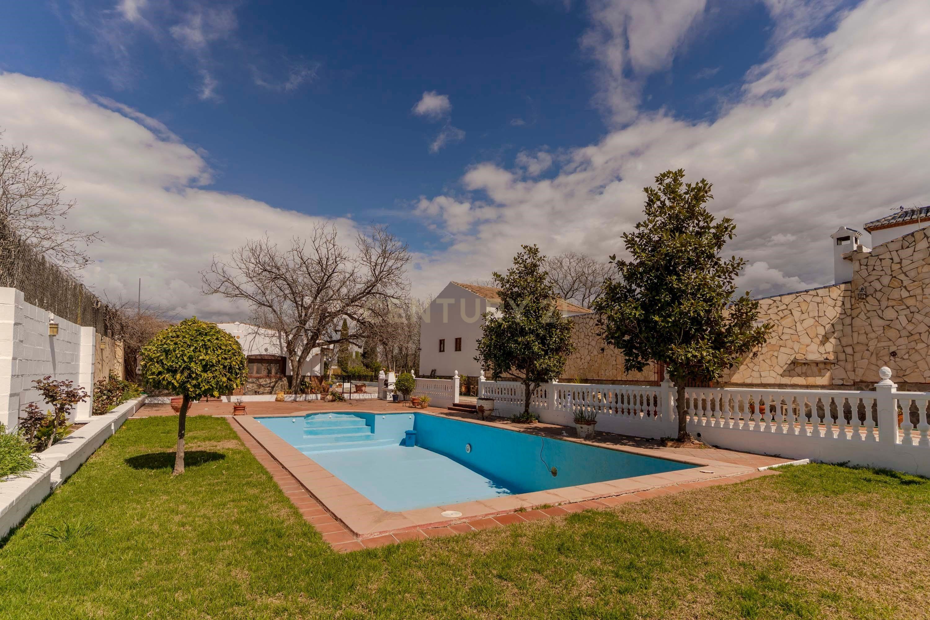 Swimming pool of House or chalet for sale in  Granada Capital  with Air Conditioner and Swimming Pool