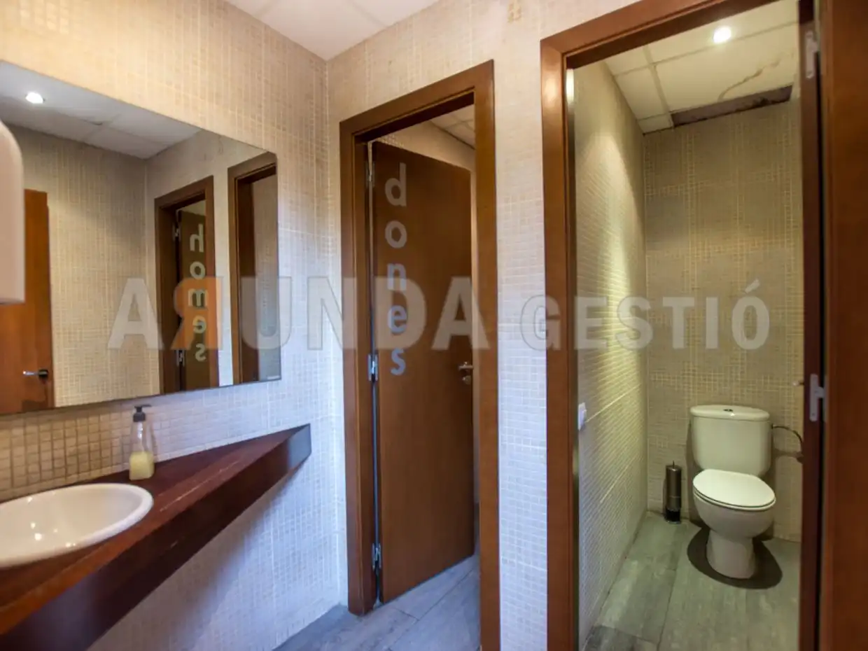 Baño de Local en venta en La Selva del Camp con Aire acondicionado, Calefacción y Amueblado