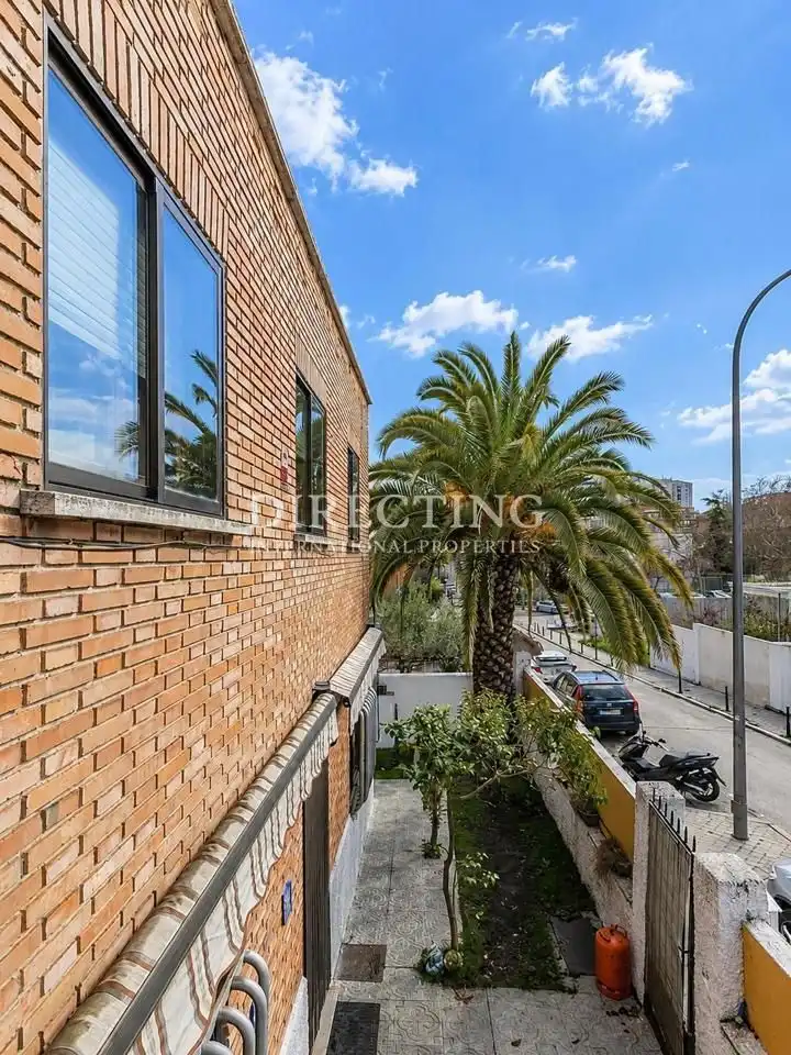 Vista exterior de Casa o xalet en venda en Madrid amb Aire condicionat, Calefacció i Jardí privat