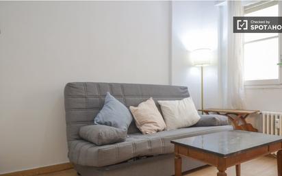 Living room of Flat to rent in  Madrid Capital  with Air Conditioner, Heating and Furnished