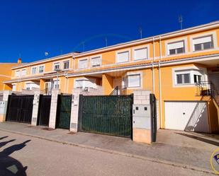 Vista exterior de Casa adosada en venda en Sotorribas amb Calefacció i Jardí privat