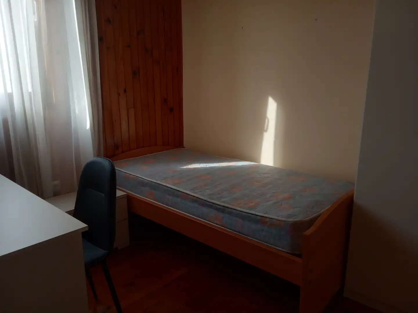 Dormitori de Pis de lloguer en Ourense Capital  amb Calefacció i Moblat
