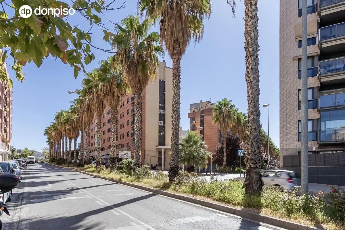 Vista exterior de Pis en venda en Granada amb Aire condicionat, Calefacció i Piscina comunitària