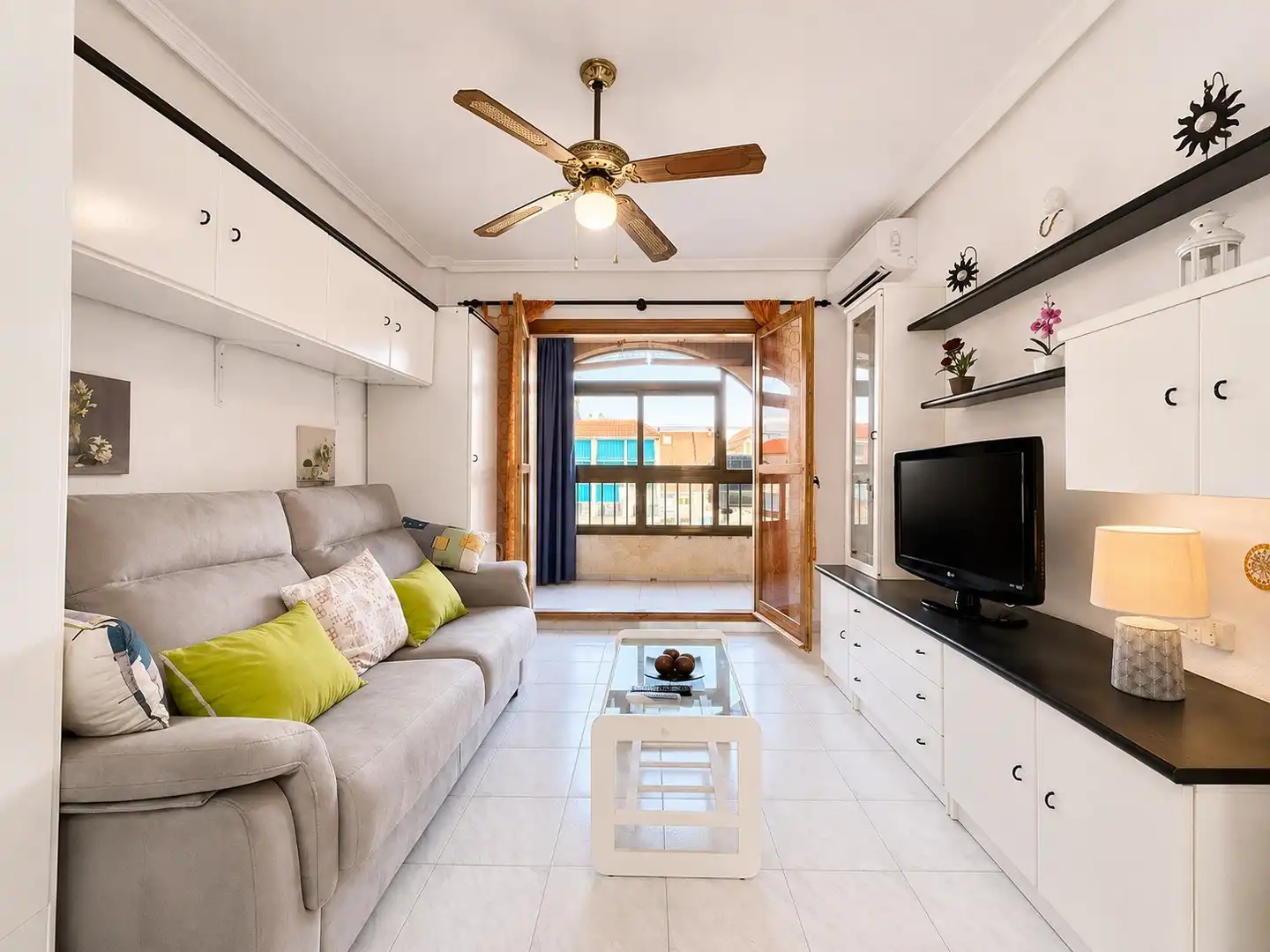 Sala de estar de Estudio de alquiler en Torrevieja con Aire acondicionado, Piscina y Amueblado