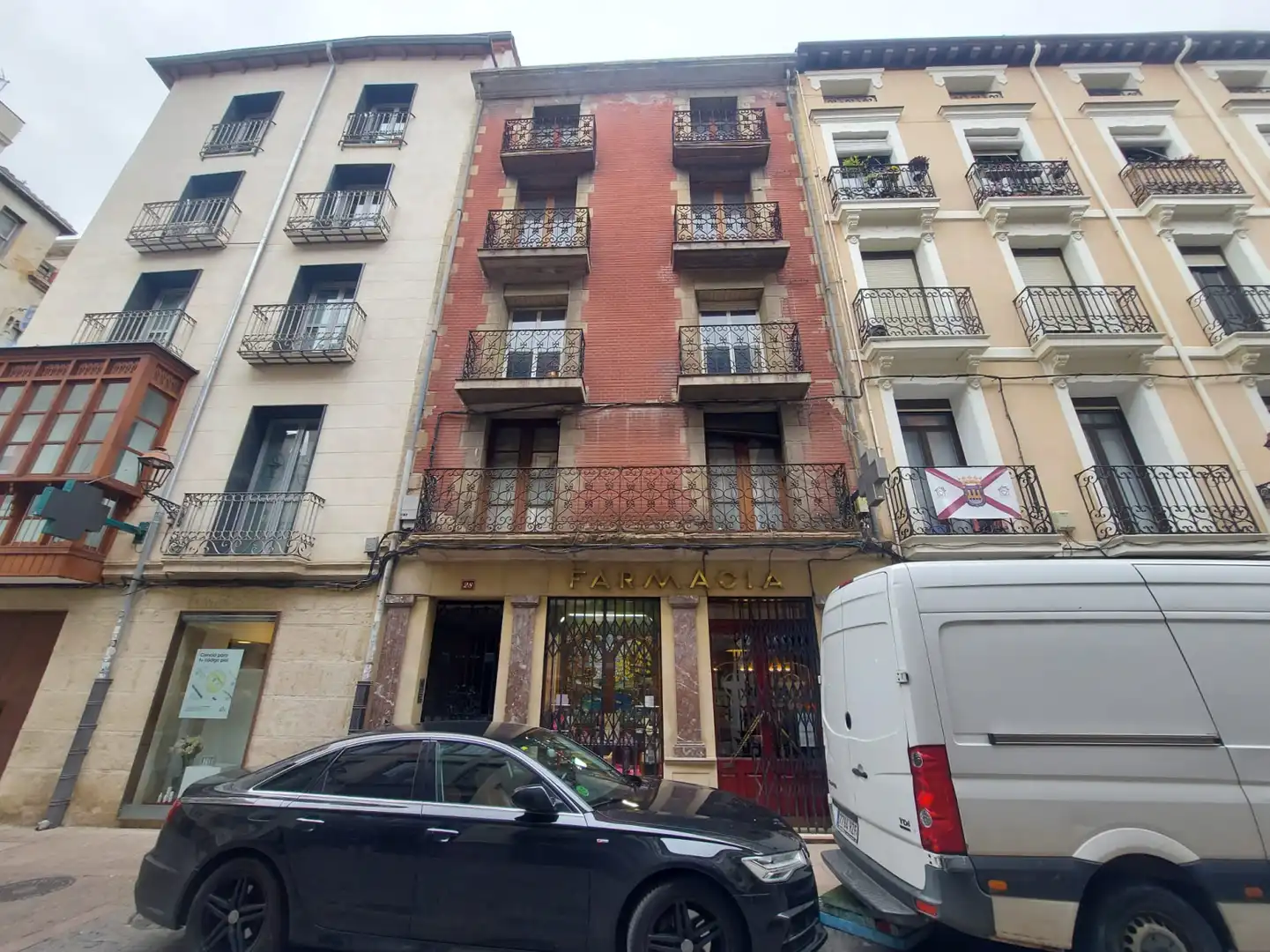 Vista exterior de Edificio en venta en  Logroño