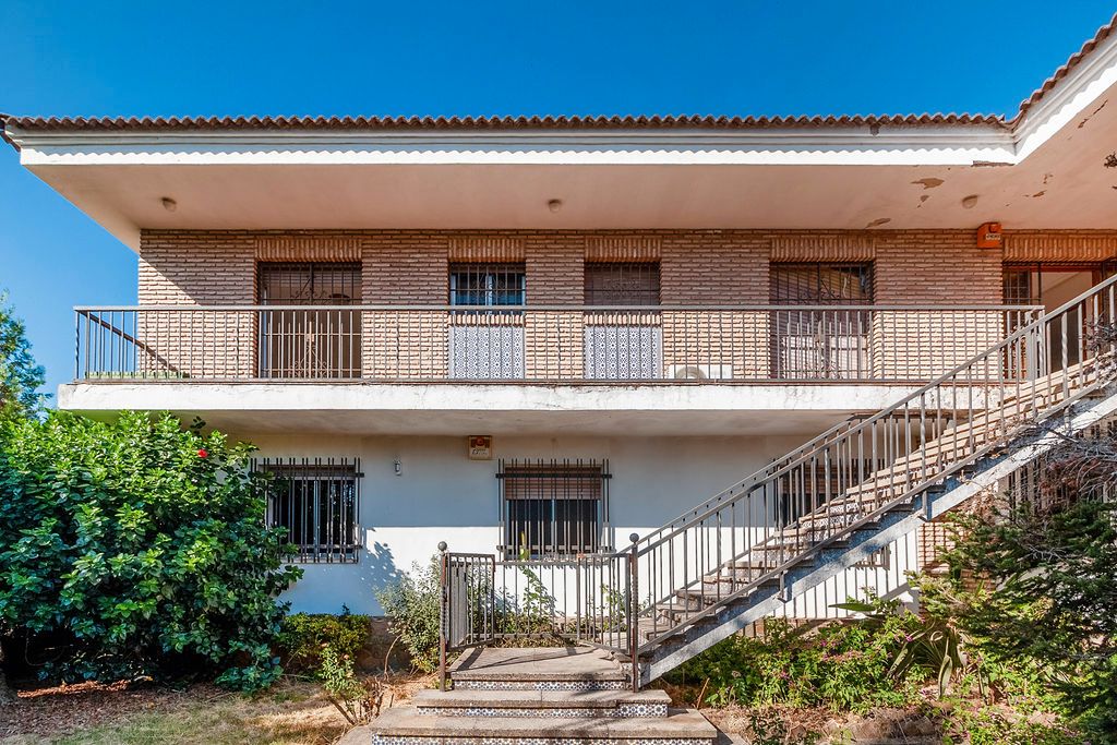 Vista exterior de Casa o xalet en venda en  Córdoba Capital amb Piscina comunitària