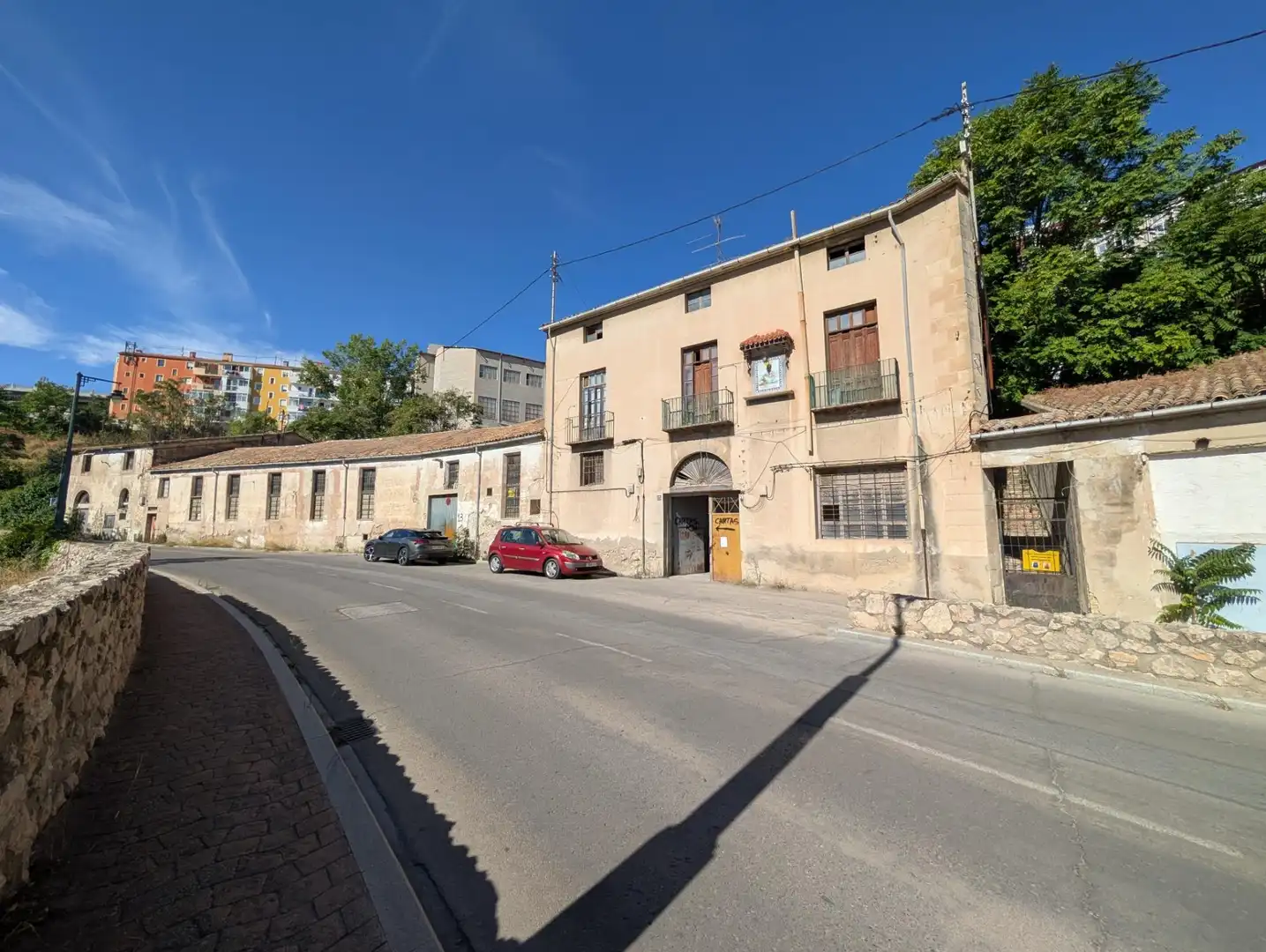Außenansicht von Fabrikhallen zum Verkauf in Alcoy / Alcoi