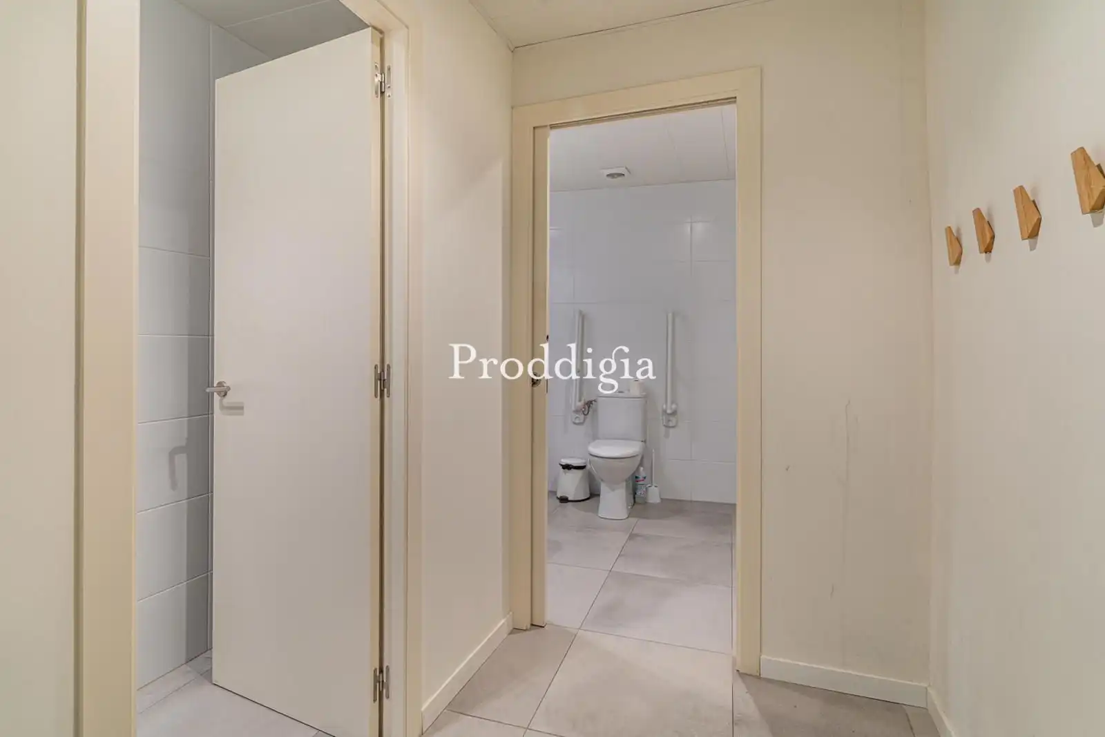 Badezimmer von Geschaftsraum zur Miete in Barcelona mit Klimaanlage, Terrasse und Internet