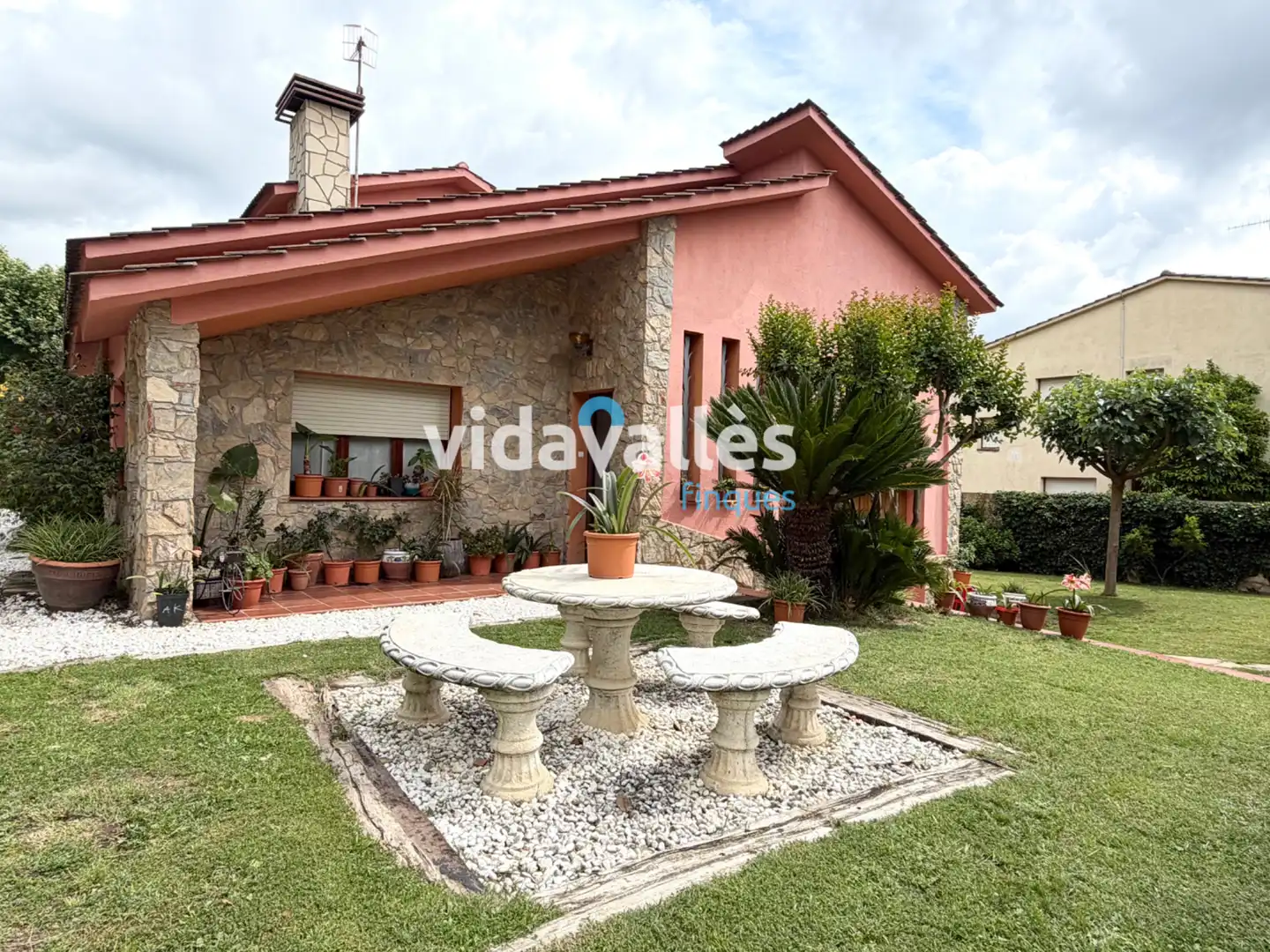 Casa amb terrassa en venda a Carrer Fluvià