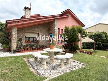 Casa amb balcó en venda a Carrer Fluvià