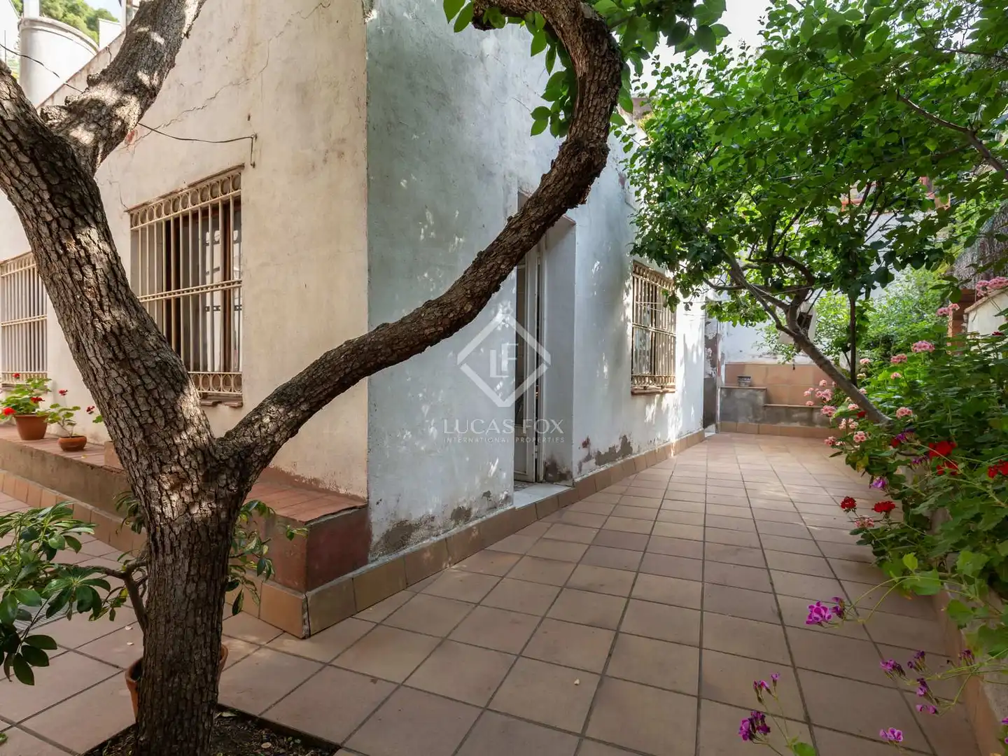 Vista exterior de Casa o xalet en venda en Esplugues de Llobregat amb Calefacció, Jardí privat i Terrassa