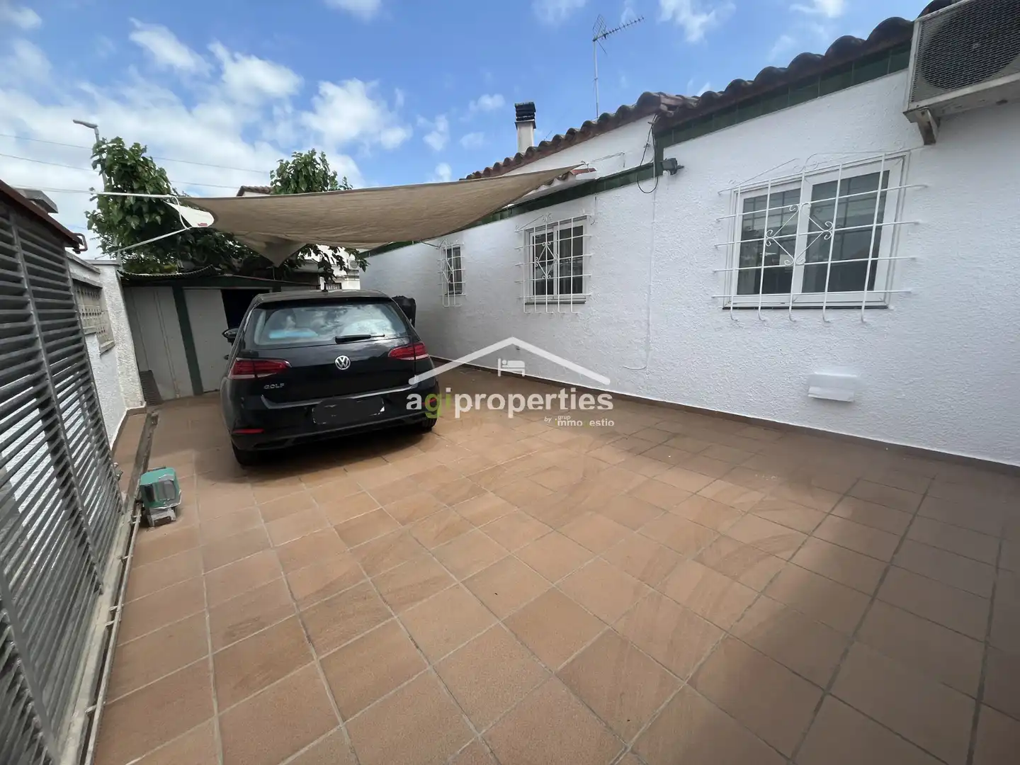 Vista exterior de Casa o xalet en venda en Empuriabrava amb Aire condicionat i Terrassa
