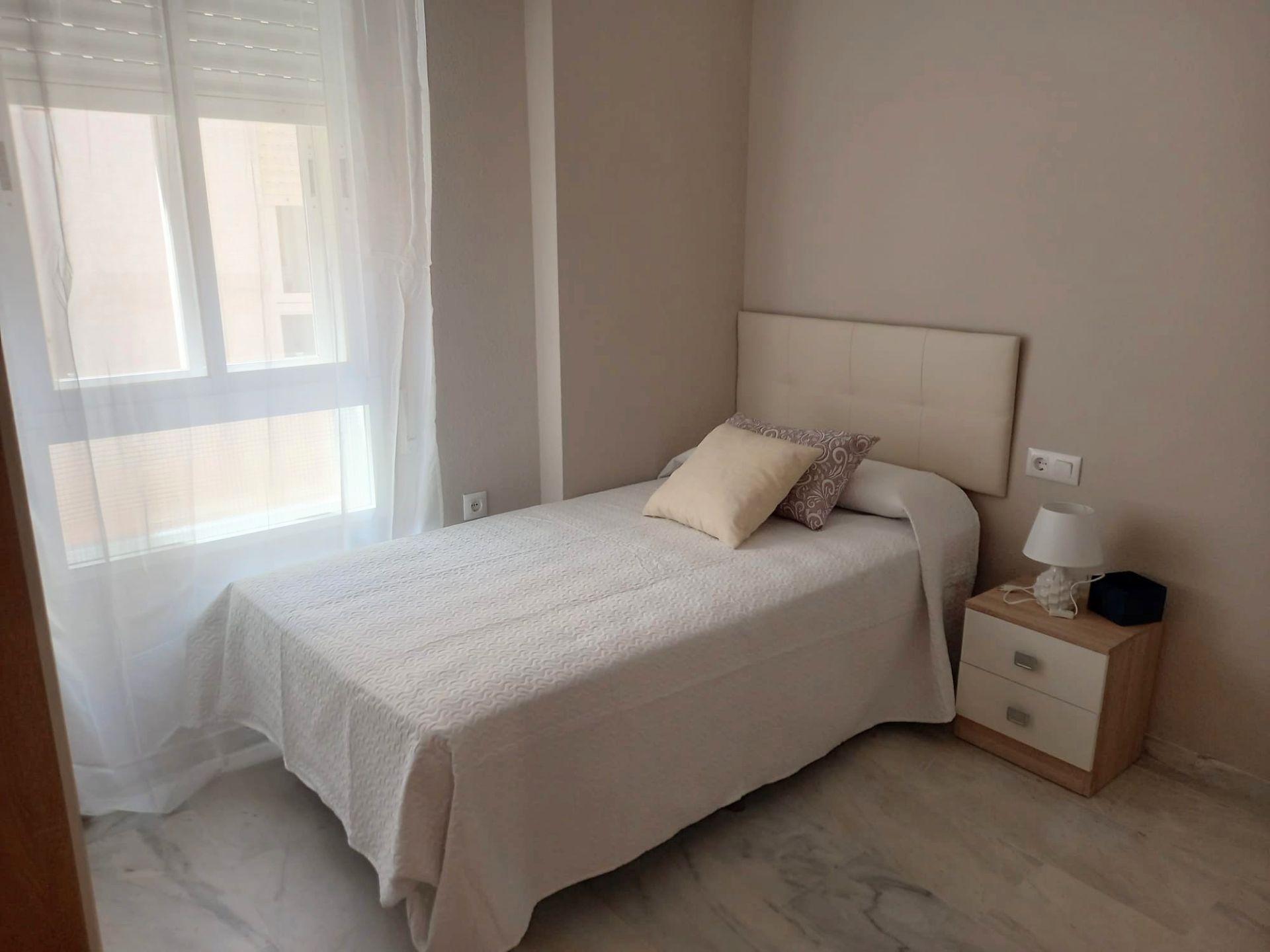 Dormitori de Pis de lloguer en Motril amb Aire condicionat, Moblat i Rentadora