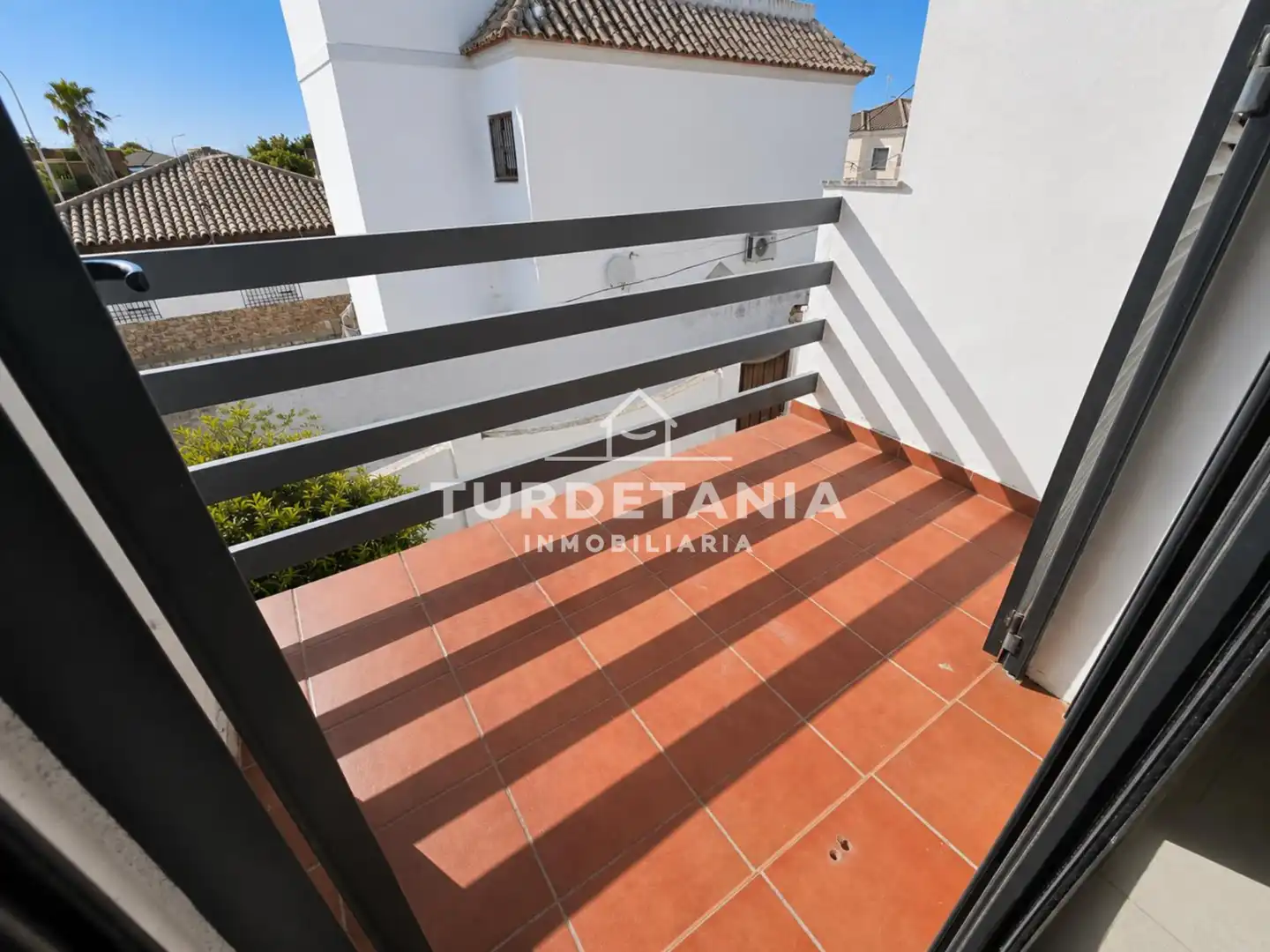 Vista exterior de Casa o xalet en venda en Sanlúcar de Barrameda amb Aire condicionat, Terrassa i Balcó