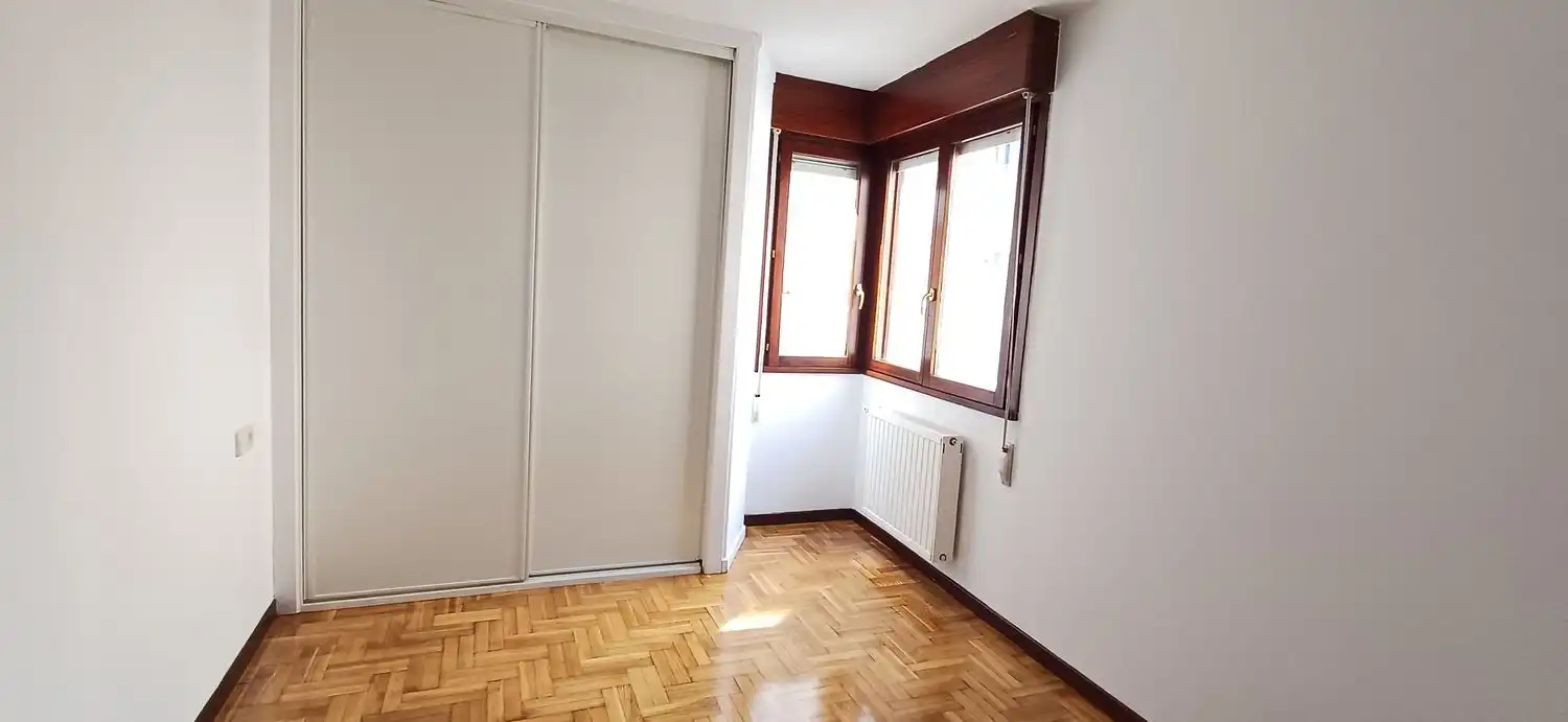 Schlafzimmer von Wohnung zur Miete in Gijón  mit Heizung, Abstellraum und Schwimmbad