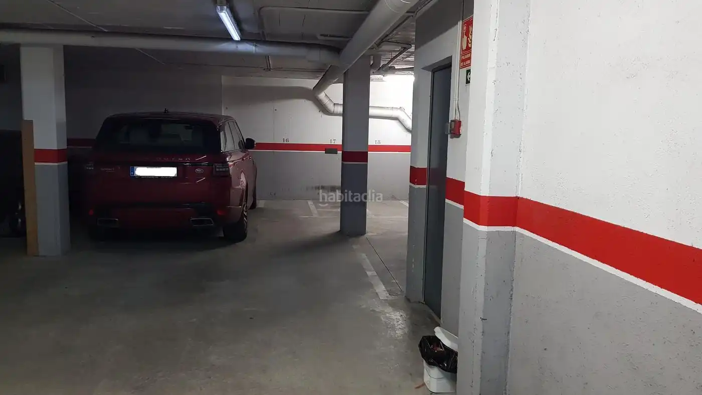 Motorbike to rent in Carrer Juan Sebastián Elcano 9, imagen 4