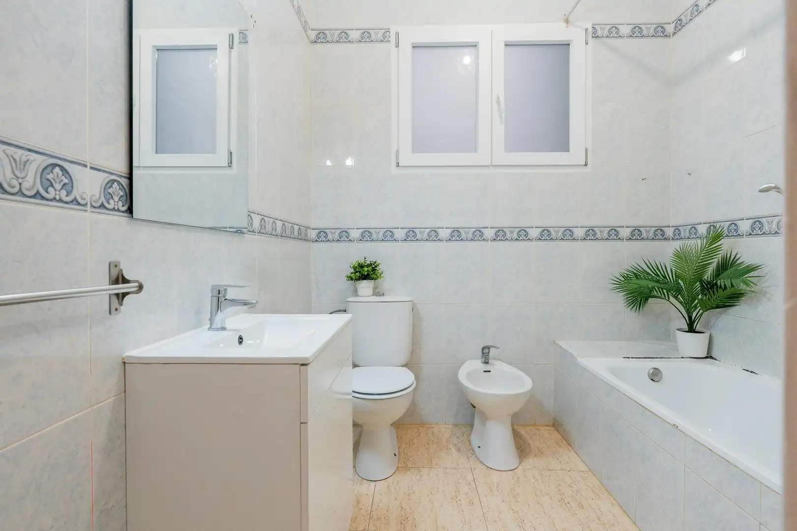 Badezimmer von Wohnung zur untervermieten in Valencia mit Waschmaschine und Fernseher