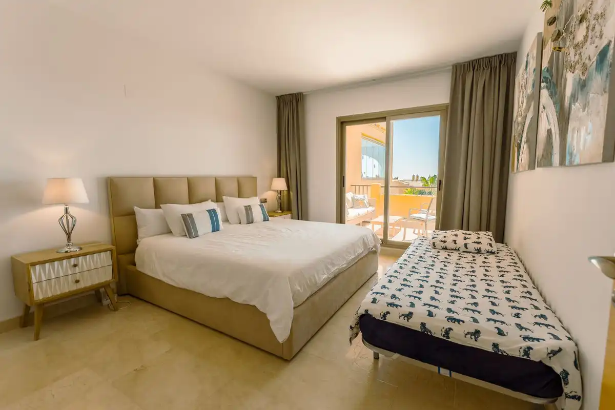 Schlafzimmer von Wohnungen zum Verkauf in Benahavís mit Gemeinschaftspool
